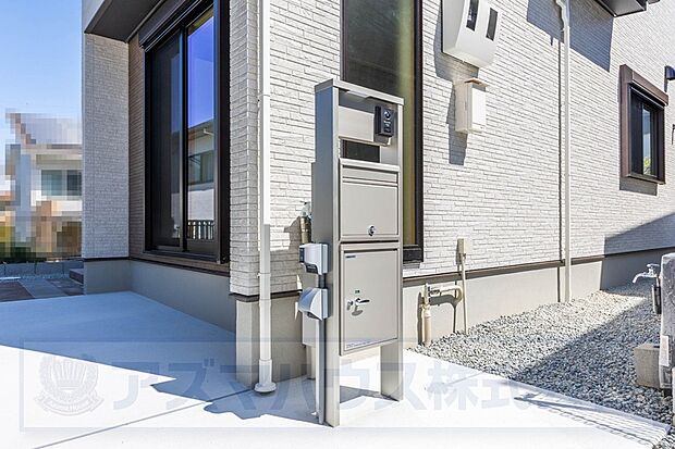 【【外構】】宅配ボックス付きの機能門柱。サイドにはEVコンセントと屋外電源を備え、洗車やEV車の充電などをスマートに行えます。