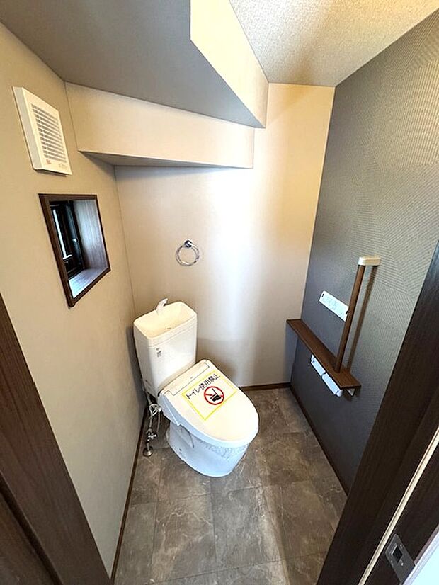 【【11号地・トイレ】】寒い冬でも快適にご使用いただける温水洗浄便座付トイレ！各階にトイレがあるので、朝の慌ただしい時間も安心です。