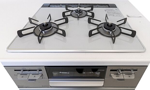 【【キッチンコンロ】】汚れたらサッと拭き掃除でOK！お手入れがラクチンなガラストップコンロ。複数品同時調理も可能な三口コンロ仕様。（同仕様の設備）