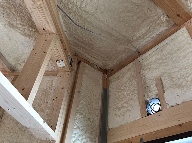 【【吹付ウレタン断熱】】断熱材は吹付ウレタンを用い、高気密断熱を実現しています。隙間の少ない家は断熱効率がいいだけではありません。換気の効率も良くなります。（同仕様の構造）