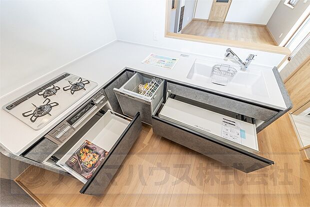 【【コンロ】】耐久性・耐熱性に優れたガラストップコンロを採用！汚れたらサッとひと拭きでお手入れ完了！