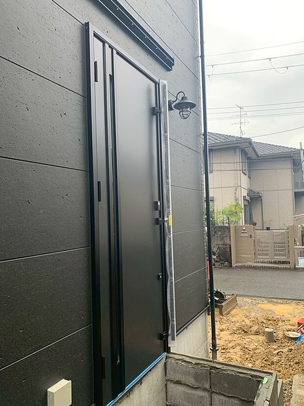 【【玄関】】玄関断熱ドア・リモコンキー採用！ブラック系の配色で引き締まった外観は惚れ惚れするデザインです。