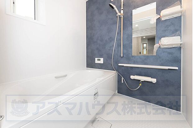 【【システムバス】】1日の疲れを癒すゆったり一坪サイズのバスルーム！足を伸ばせるバスタブで癒しのひと時をお過ごしください。