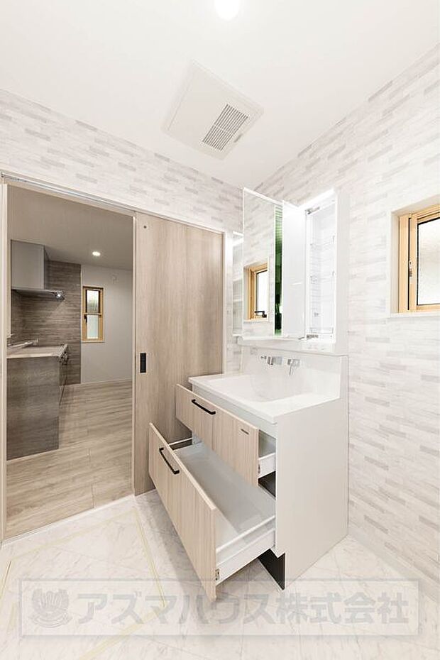 【【洗面台】】大きく見やすい三面鏡付きの洗面化粧台！鏡裏やボウル下にたっぷり収納があり、生活感の出やすいアイテムも収納可能。