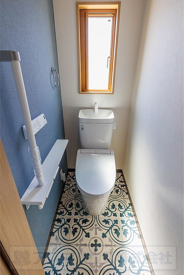 【【2号地・トイレ】】温水洗浄便座付きのトイレで、寒い季節でも温かい便座で身体が冷えることなく座ることができます。