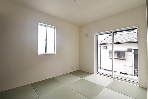 【【和室（5.25帖）】】スタイリッシュな縁なしタタミ！　掃き出し窓から、南側のお庭に出ることができます。