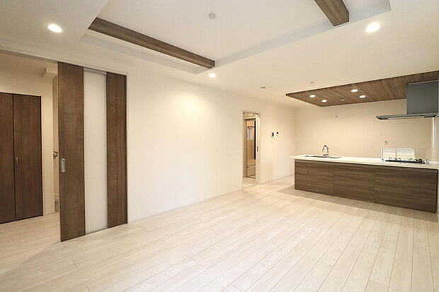 【LDK（17.0帖）】白い床にブラウンの建具が映えます。