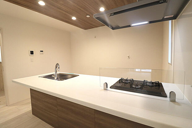 【キッチン】広々とした作業台と開放感が魅力のペニンシュラキッチンを採用！　家事の時間も楽しくなります。