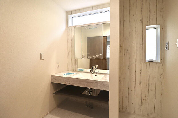 【洗面所】デザイン性と機能性を兼ね備えた「オープンサニタリーirodori」を採用！