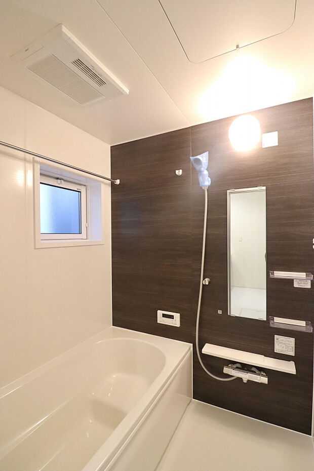 【バスルーム】浴室暖房換気乾燥機付きなので、寒い冬の日も暖かい環境でお風呂に入ることができます。