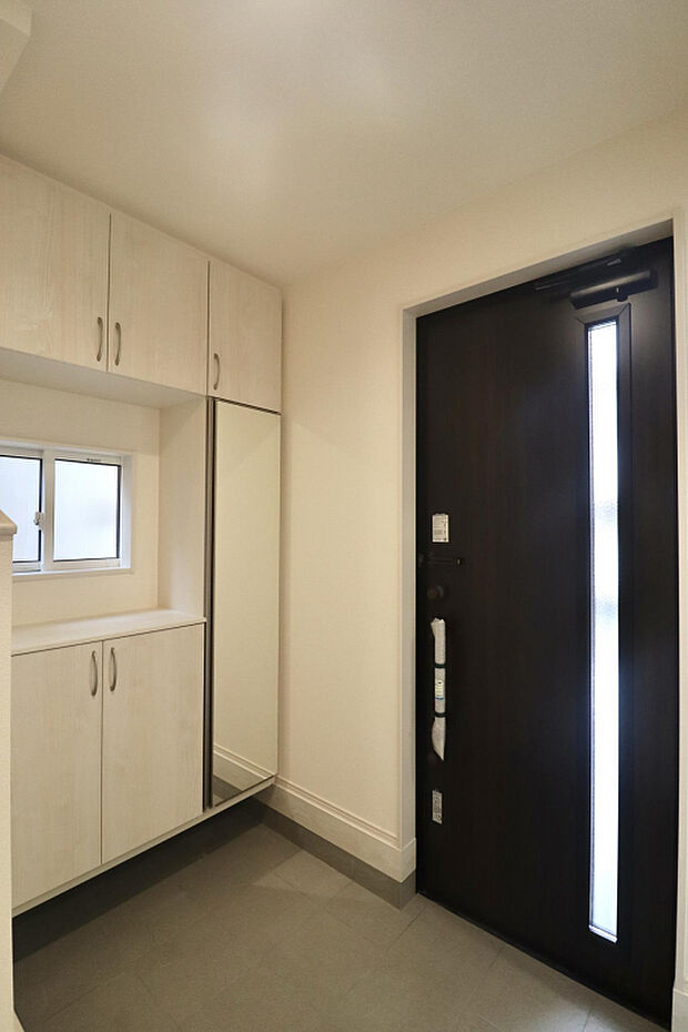 【【玄関】】玄関扉には「カザスプラス」のカードキーを採用！　玄関収納は全身鏡付きです。