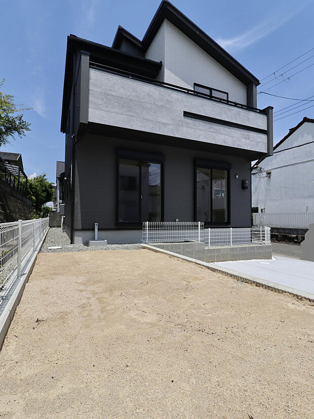【【庭】】立水栓がすぐそばにあるお庭は、ガーデニングやプール遊び、芝生敷きなど家族の理想に合わせて自由にカスタマイズできます。