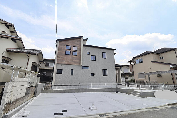 【【外観写真】】街並みに美しく調和しながらも存在感を放つ、永く愛される一邸です。