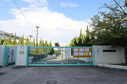 吹田市立片山中学校 774m