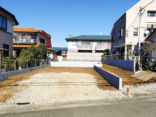 【前面道路含む現地写真】
前面道路は幅員約5ｍ、舗装されており、お子様やベビーカーなどが通行しやすいです。カーライフをサポートしてくれる、駐車場2台確保（車種による）。
