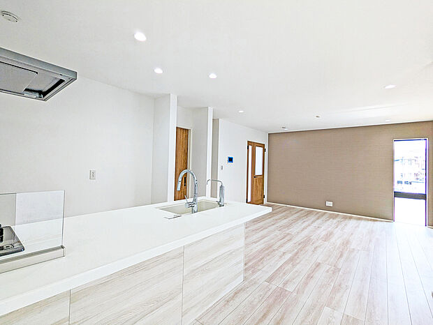 【建物プラン例(内観)】対面式やオープンタイプのキッチンなど、ライフプランに合わせてお好みの間取りで建築が可能です♪
施工例:建物2300万円(税込)・29坪