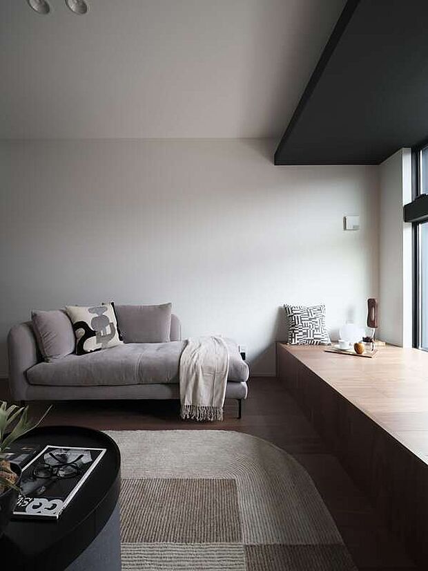 空間のメリハリをつけ、連続性は残すリビングのヌック、くつろいだり、ベンチにもなる特別な空間。