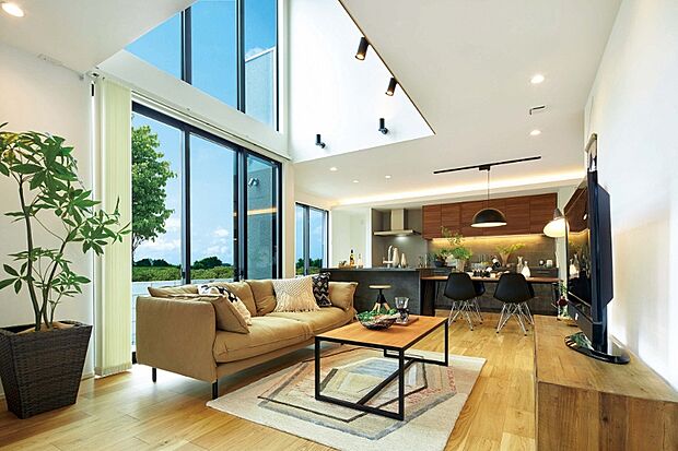 【施工事例】開放感に満ちたリビングは、昼間は南側の大きな窓と吹抜けで光溢れる明るい空間。