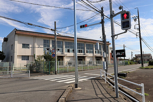 草平小学校（約600m）