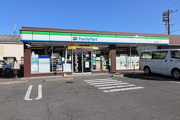 ファミリーマート津島越津町店（約1,100m）