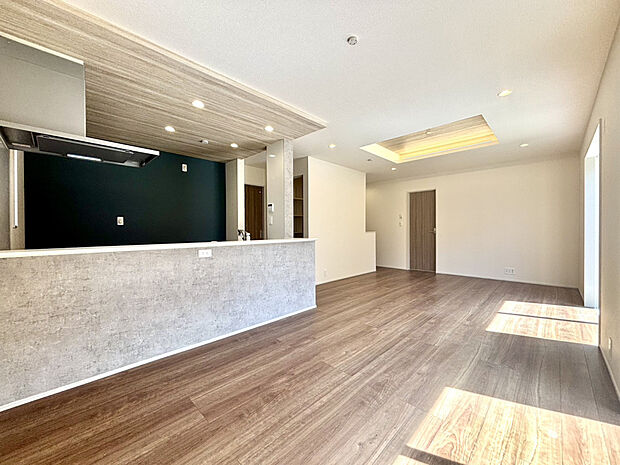 【リビングダイニング】ホテルのような折上天井＋間接照明を採用