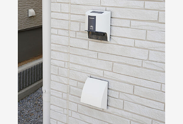 【EVコンセント+ 外部コンセント】電気自動車などのエコカーに対応するために200V電源コンセントと通常電源(100V)を各棟に設置しました。