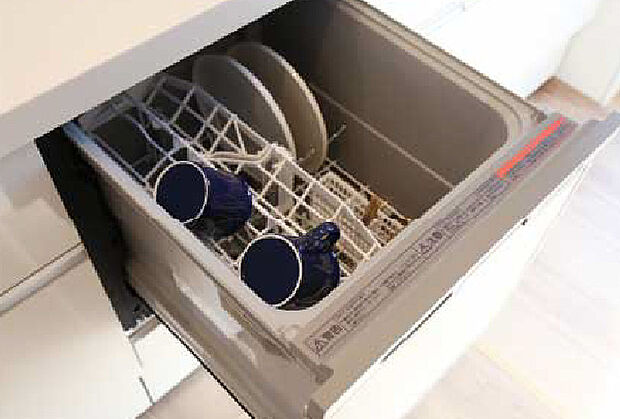 【食器洗い乾燥機】高い水温と強い水圧で汚れをきれいに洗い流します。時間の節約と節水効果も期待できます。