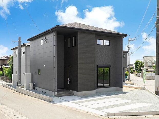 （1号棟）【スタイリッシュなブラックモダン】ブラックとコンクリート調パネルの組み合わせが洗練された印象の外観。ブラックフレームのサッシが全体を引き締め、街中で目を引くクールなデザインです。