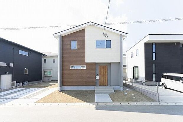 【20号地：三角屋根が可愛らしいナチュラルテイストの外観】白と温もりある木目調を組み合わせた、ホッと安らぐ優しいデザイン。青空に映えるスッキリとした三角屋根が、毎日の帰宅を温かく迎えてくれます。