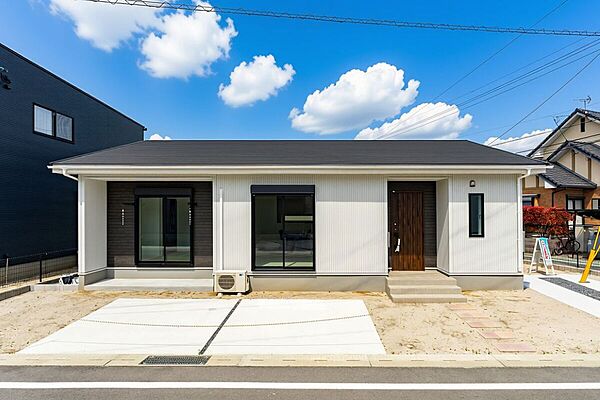 （1号地）すっきりとした外観の平屋住宅。おしゃれなツートンの外壁でメリハリのあるデザイン。