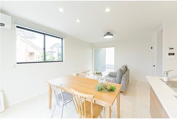 【【2面採光の明るいリビング】】【1号地】大きな掃き出し窓と腰高窓の2面から光が差し込む明るい空間。風通しも良く、日中は照明いらずで過ごせそう。休日には窓を開けて、心地よい風を感じながらお昼寝も最適です。