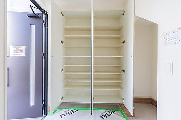 【【棚がある大容量玄関収納】】家族全員の靴がスッキリ収まるシューズボックス。横にはベビーカーや外遊び道具を置けるスペースも確保し、いつでも綺麗な玄関を保てます。