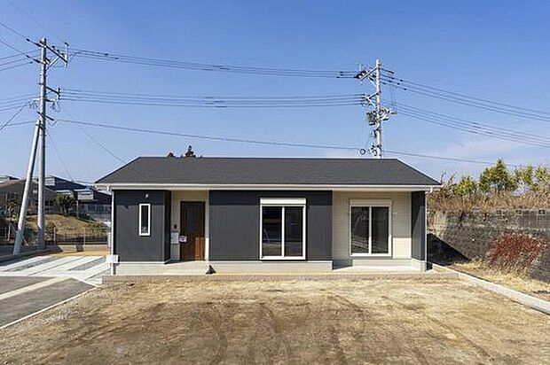 【現地外観写真】【6号地】【スタイリッシュな平屋の外観】黒と白の対比が美しい平屋。ワンフロアで完結する生活は、将来も階段の上り下りがなく安心。広い敷地でお子様との外遊びやBBQも思い切り楽しめます。