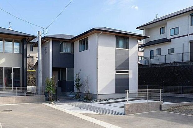 【現地外観写真】【9号地】
白とダークグレーのコントラストが美しい外観。並列駐車できるゆとりあるスペースは、毎日の車の出し入れや来客時も安心です。