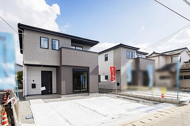 【現地外観写真】優れた教育環境と落ち着いた街並みが魅力の出水5丁目。利便性が高く、なかなか売り物件が出ない人気エリアです。角地につき開放感があり、並列3台駐車可能（車種による）なゆとりある住まいです。