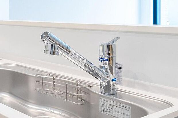 【浄水器】浄水ポットやペットボトルを買う手間が省けて、家事がスムーズに。
忙しい夕方の時間でも、ワンプッシュで美味しい水が使えるから、
ごはんづくりもどこか余裕が持てます。