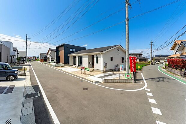 【街並み】1号地は陽当たりのいい角地!隣家と接する面が少ないので開放的。