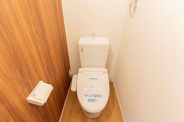 【トイレ】木目の壁紙が落ち着くトイレ。清潔感のある空間です。