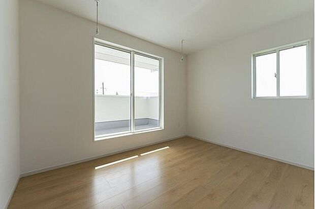 【リビング以外の居室】【主寝室】バルコニーに面した明るいお部屋。天井には雨の日の味方「室内物干し」付き！花粉や梅雨の時期も、お部屋の中でパッと干せて家事時間を短縮できます。