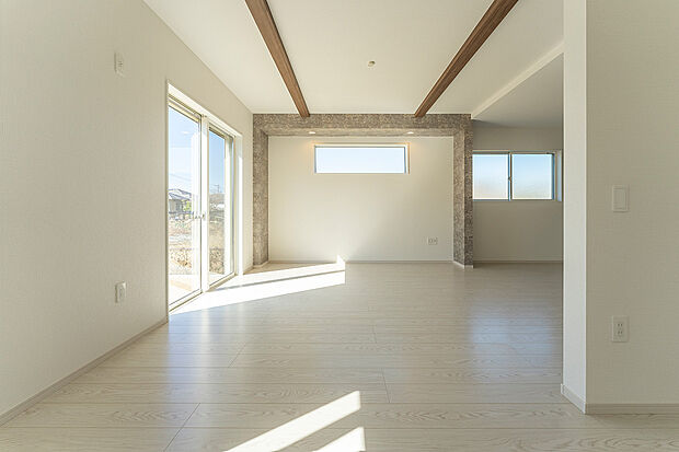【6号棟リビング】LDK隣接の4帖フリースペース】
リビングと繋がる4帖の空間は、お子様のプレイスペースやパパのワークデスクを置くのに最適。扉がないオープンな設計で家族の気配を感じながら思い思いの時間を過ごせます。