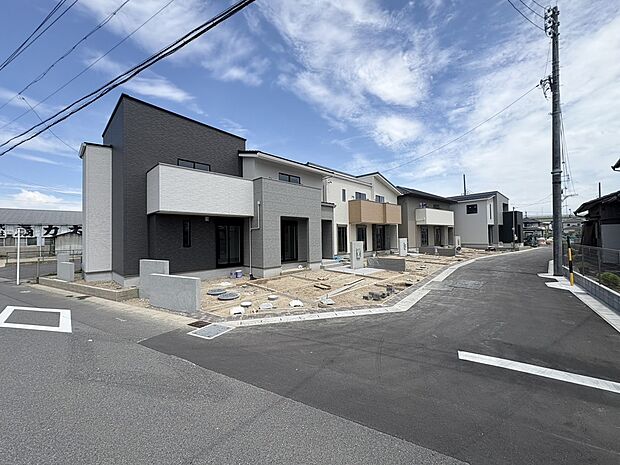 【現地写真】
世代を超えて住み継げる、長期優良住宅認定+住宅性能評価取得。JR東海道本線「稲沢」駅まで自転車約10分のロケーションです。