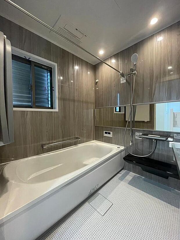 【A棟　浴室】一日の疲れを癒やしてくれるバスタイム！広々バスタブでゆっくり浸かりたいですね♪