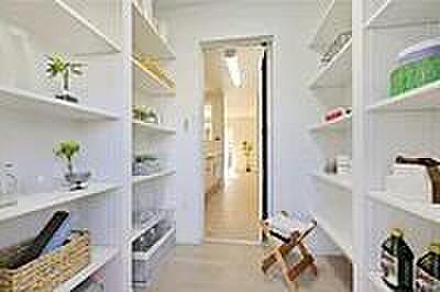 【【パントリー】】パントリーは全邸標準仕様(形状は各邸異なります)。箱買いした食品のストックや調理家電などを収納でき、いつもキッチンをスッキリとした空間に保てます。