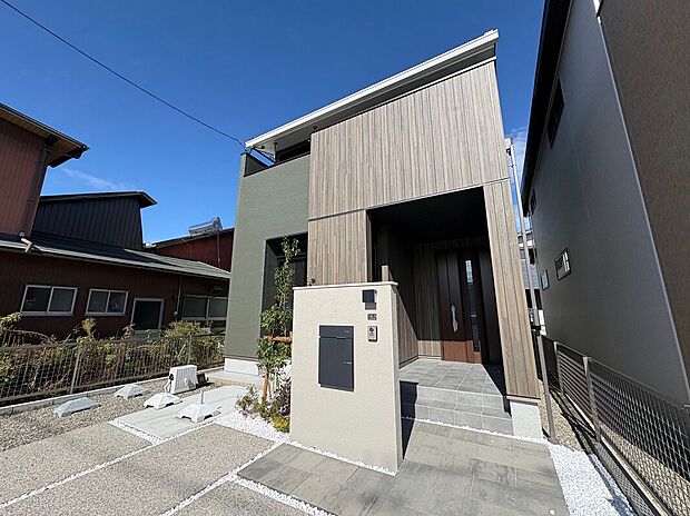 【【B棟　外観】】アプローチ部分には不在時の荷物の受け取りに便利な宅配ボックスを設置。在宅時間に関係なく商品が受け取れて安心。またバルコニーの庇が十分にあるため、雨の日でも玄関先では傘いらず♪