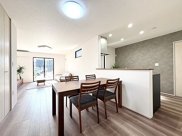 【【B棟　LDK】】ここにはみんなが集い、食事と楽しい会話が始まる。話に夢中になりすぎて、ついつい時を忘れてしまう。そんな束の間の幸せを感じさせてくれる場所です。