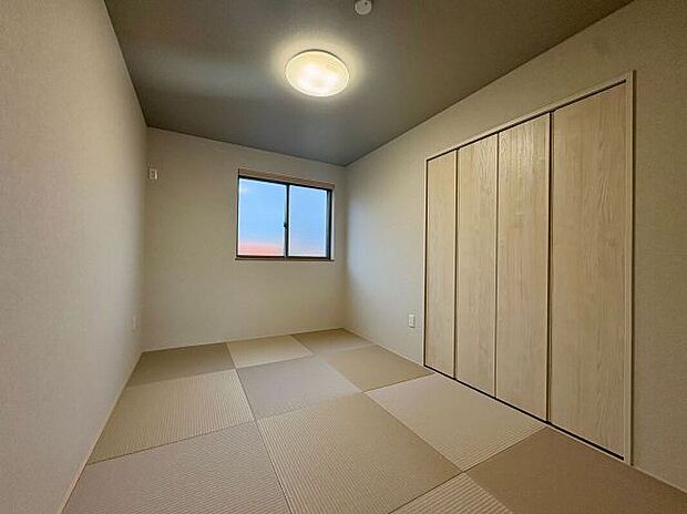 【【B棟 和室】】リビング・ダイニングから繋がる6.0帖の和室。ダイニングから目が届きやすい場所なので、お子様の遊び部屋・お昼寝スペースとして最適!将来の居住スペースとして使うのもオススメです!