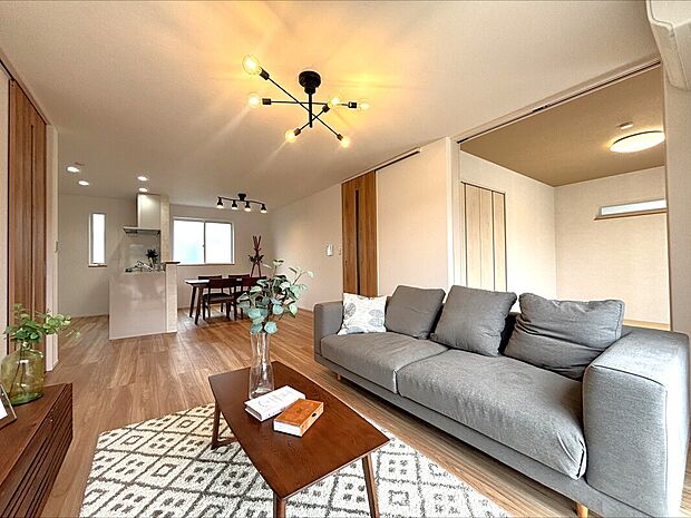 【【C棟　LDK】】ここにはみんなが集い、食事と楽しい会話が始まる。話に夢中になりすぎて、ついつい時を忘れてしまう。そんな束の間の幸せを感じさせてくれる場所です。