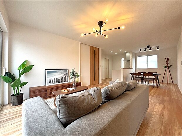 【【C棟　LDK】】20.0帖のLDKはご家族団欒はもちろん、お客様をお迎えする大切な空間でもあります。永く住まう家だからこそ「広さ」と「ゆとり」にこだわりました。