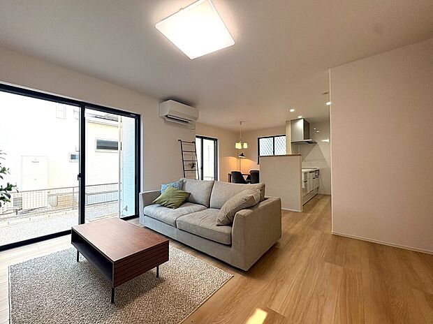 【【P棟　LDK】】南向きのキッチンでリビング・ダイニングが南側に広がる20.0帖のLDKです。リビングとダイニングの位置を少しずらすことで視界が広がりより開放的な印象を演出できます。