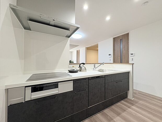 【【B棟　キッチン】】食器洗乾燥機付きでご家族の食器もピカピカ。後片付けもラクラクこなせて、日々の生活には欠かせない便利設備。環境にも手にも優しいのが嬉しいポイント！